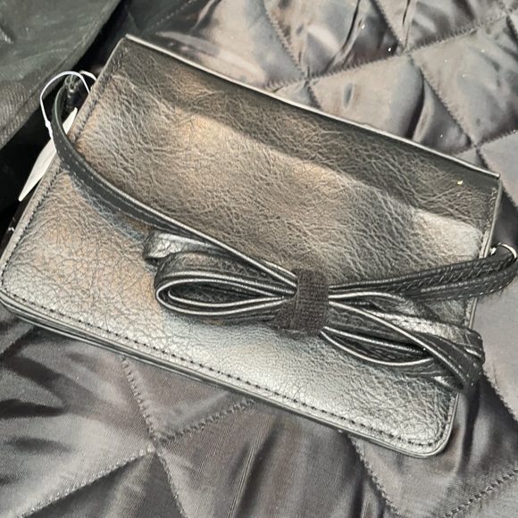 Simply Chic Shoulder Bag - Picture 3 of 5